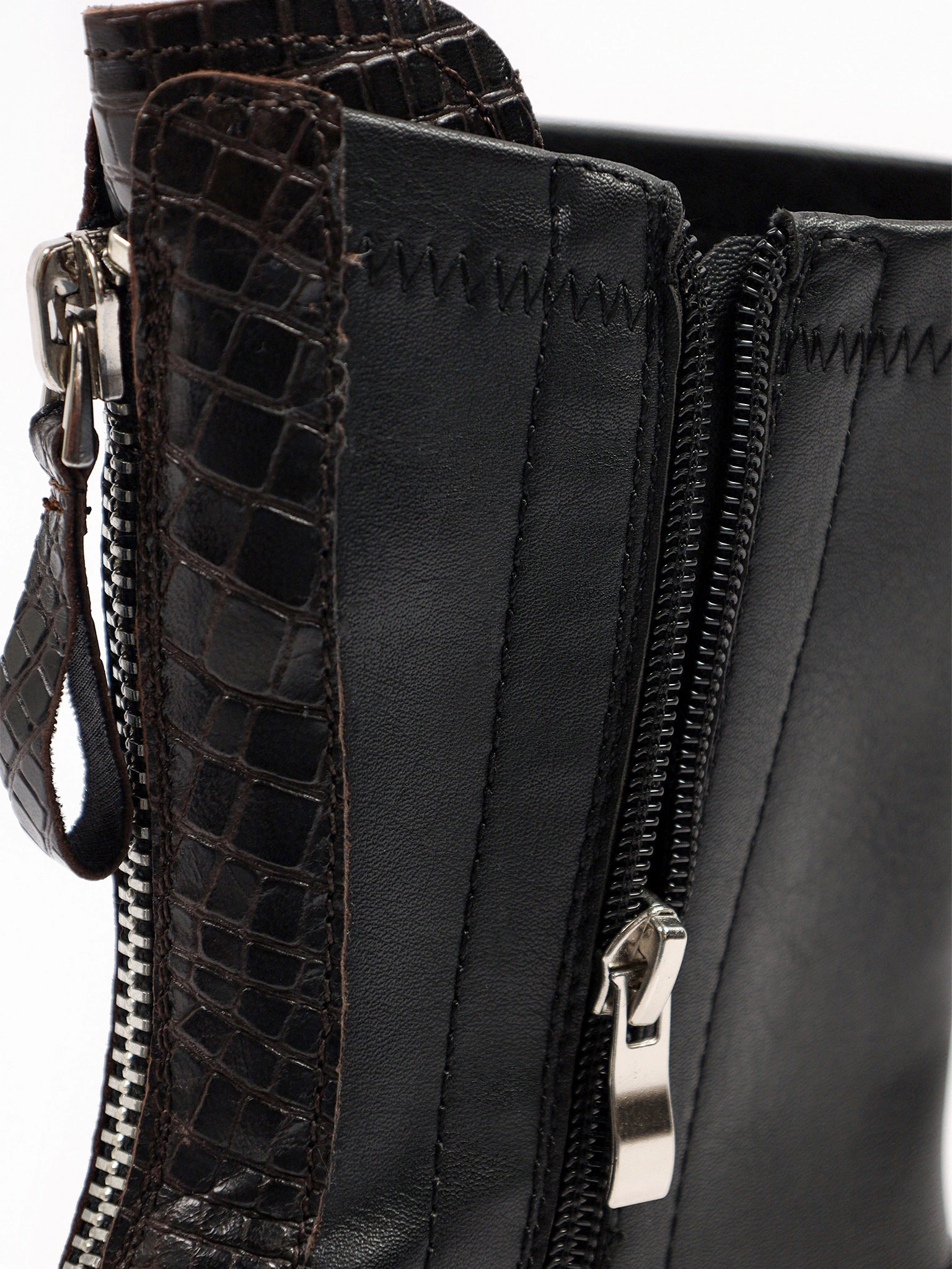 Ботинки черного цвета с декоративным замком на широком высоком каблуке